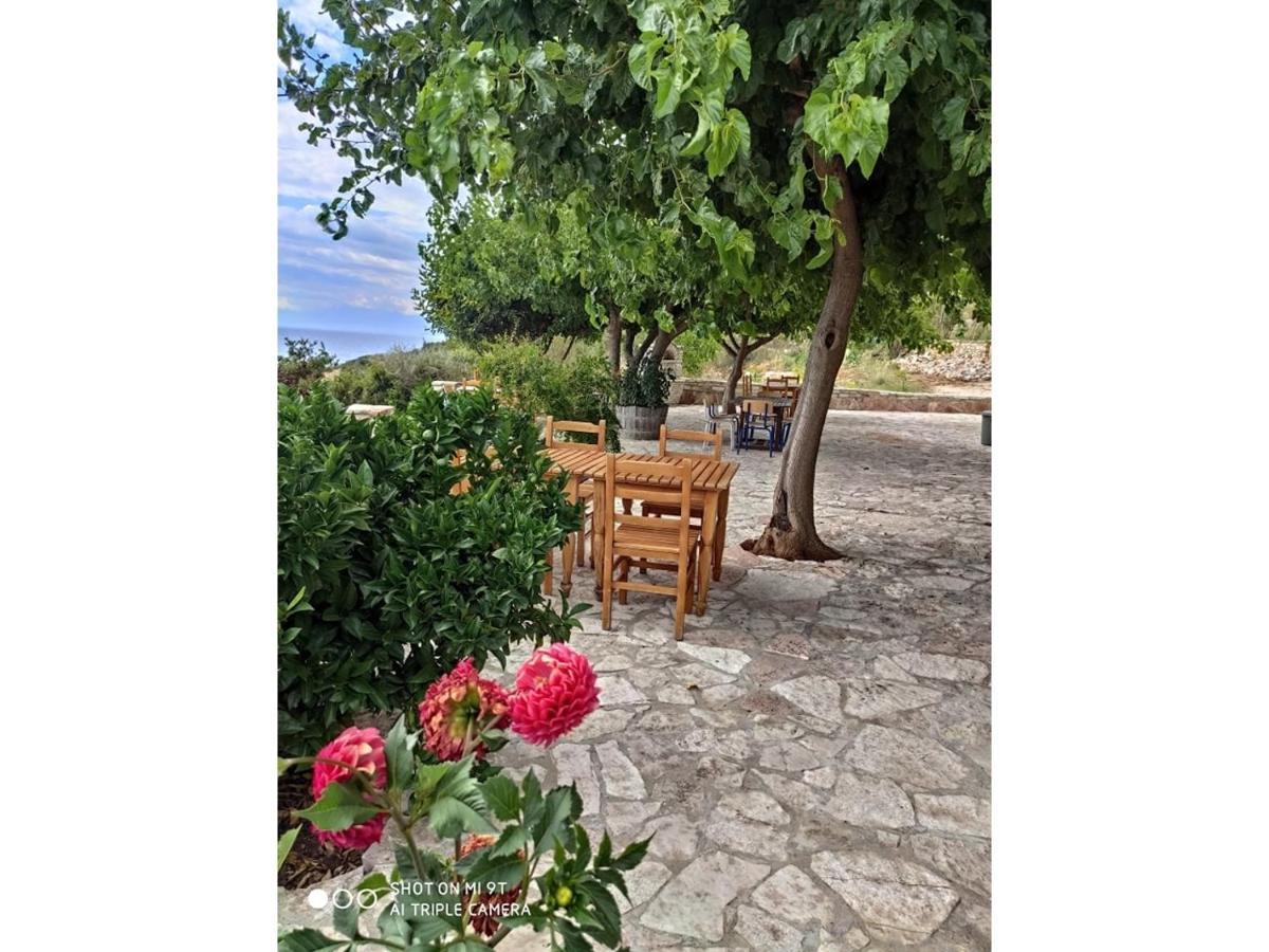 John'S Guesthouse Ksamil Exterior foto