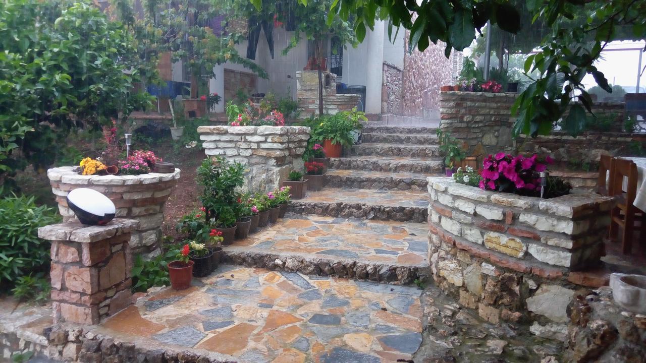 John'S Guesthouse Ksamil Exterior foto